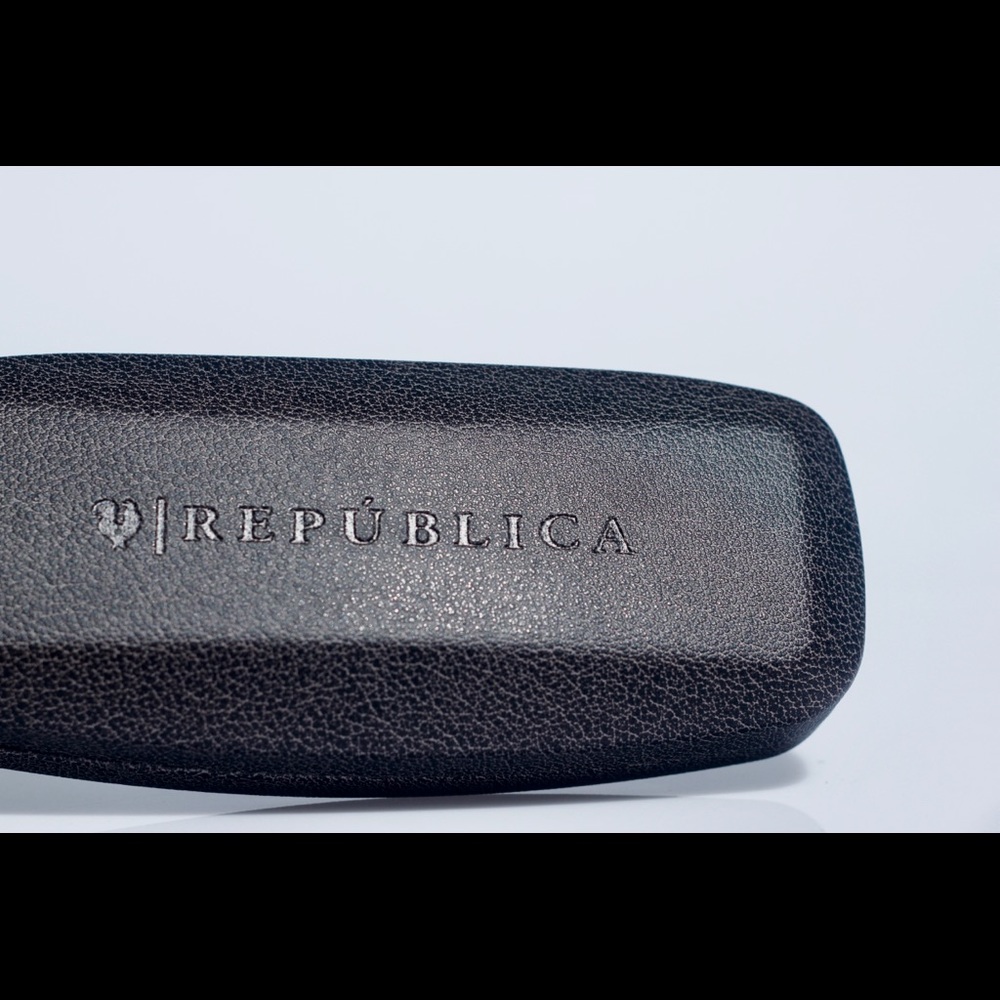 Republica glasses case